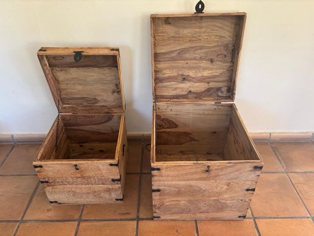 Cajas de madera con herrajes metálicos