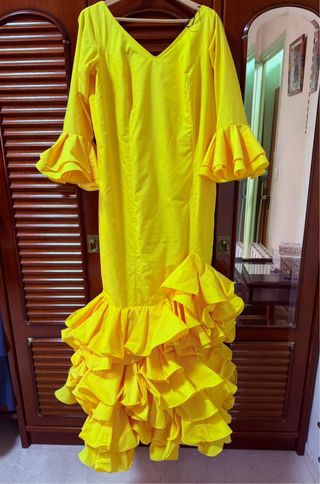 Traje de Gitana Amarillo con Volantes