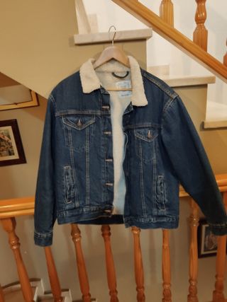 Chaqueta vaquera azul forrada con borreguito