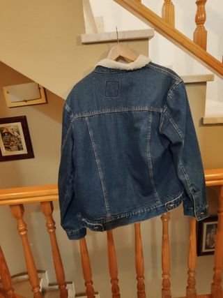 Chaqueta vaquera azul forrada con borreguito
