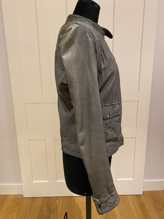 Cazadora de cuero de Maje gris
