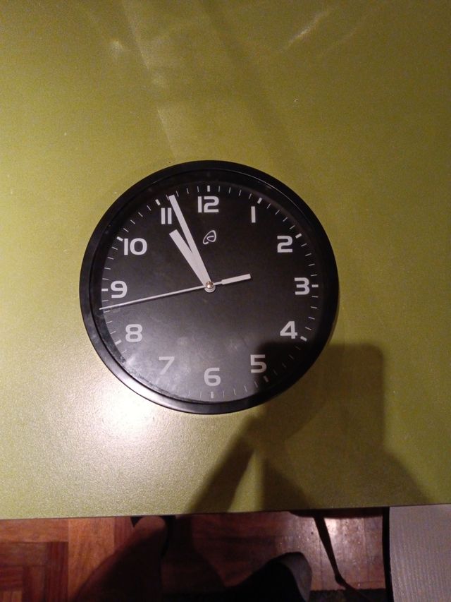 Reloj de pared negro