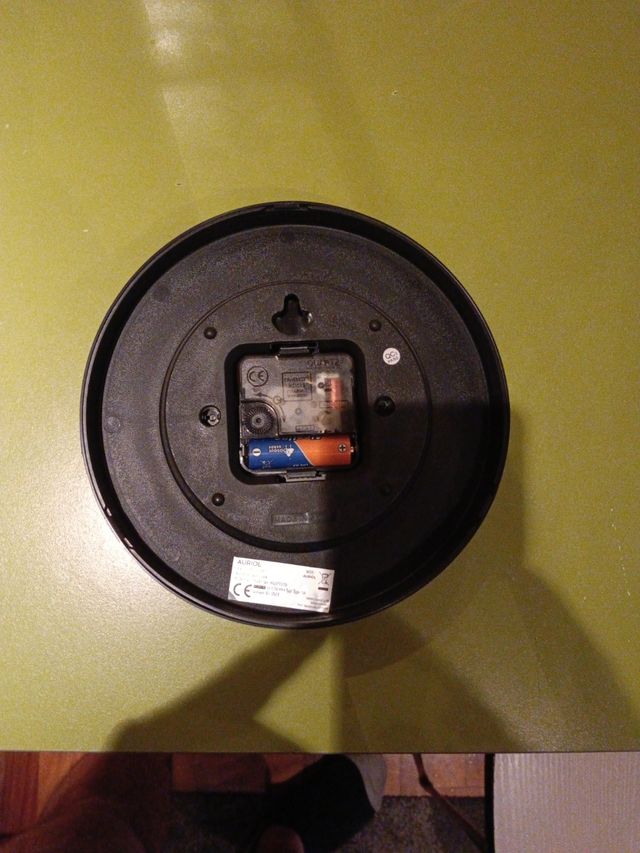 Reloj de pared negro