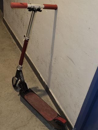 Patinete plegable rojo y plateado