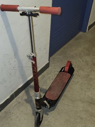 Patinete plegable rojo y plateado