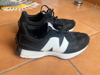 Zapatillas New Balance 327 Negras y Blancas