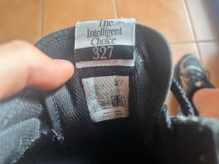 Zapatillas New Balance 327 Negras y Blancas