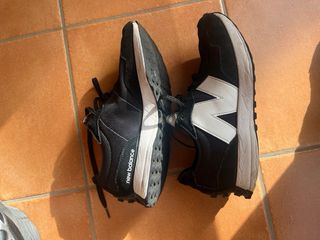 Zapatillas New Balance 327 Negras y Blancas