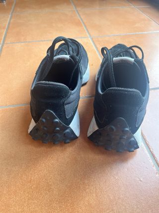 Zapatillas New Balance 327 Negras y Blancas