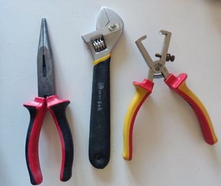 ALICATES, LLAVE INGLESA Y PELACABLES GS