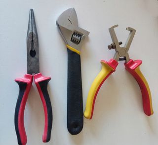 ALICATES, LLAVE INGLESA Y PELACABLES GS