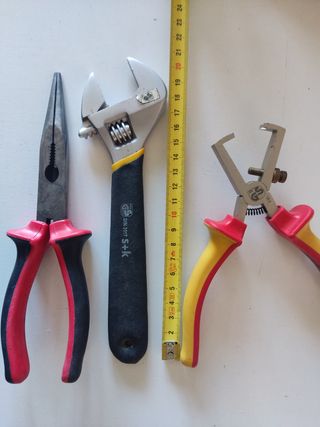 ALICATES, LLAVE INGLESA Y PELACABLES GS