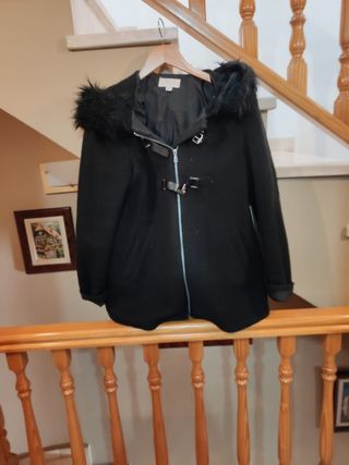 Chaqueta Trenca negra con capucha y pelo