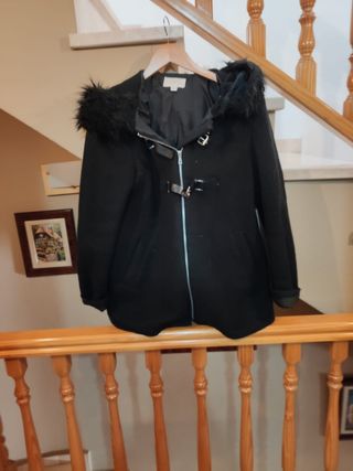 Chaqueta Trenca negra con capucha y pelo