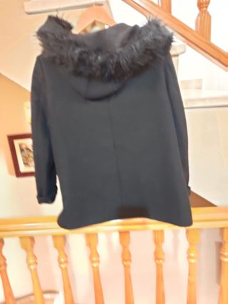 Chaqueta Trenca negra con capucha y pelo