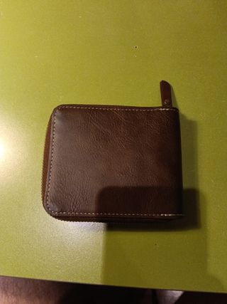 Cartera de hombre marrón con cremallera