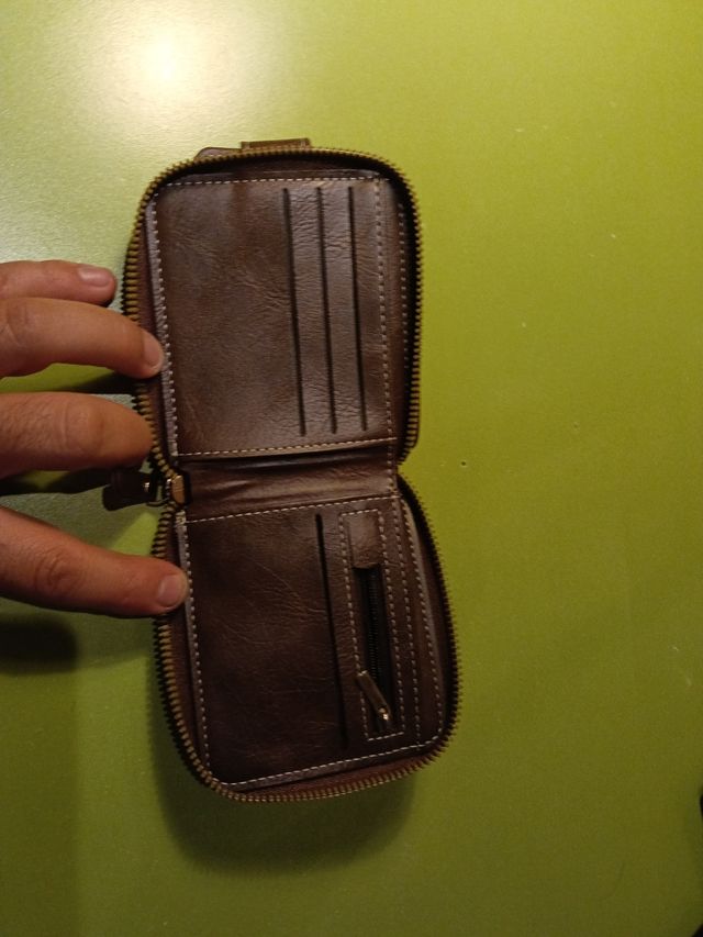 Cartera de hombre marrón con cremallera