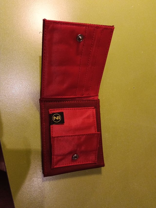 Cartera roja con logo NI