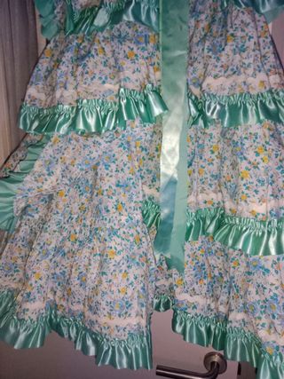 Traje de flamenca verde y multicolor
