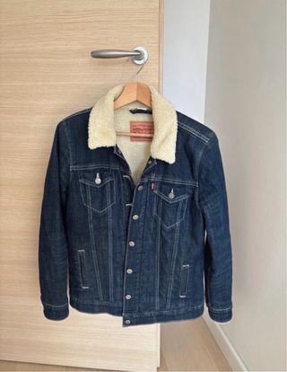 Chaqueta Levi's azul con forro sherpa