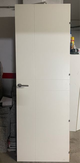 Puerta blanca moderna con manilla