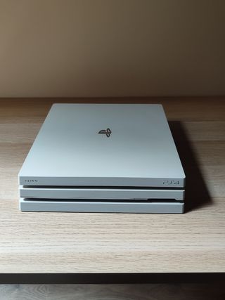 PS4 Pro 1TB Blanca + 2 Mandos Originales + 1 Juego