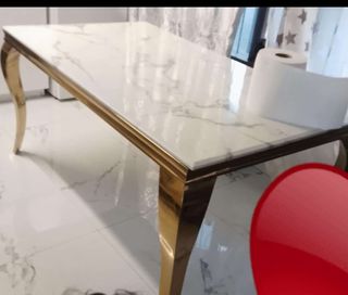 Mesa de comedor mármol y metal dorado