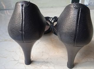 Zapatos de piel negro tacón