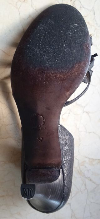 Zapatos de piel negro tacón