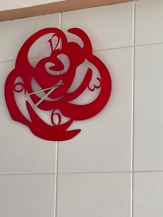 Reloj de pared rojo vintage
