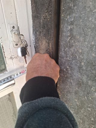 Puerta hierro con paneles de vidrio armado