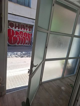 Puerta hierro con paneles de vidrio armado