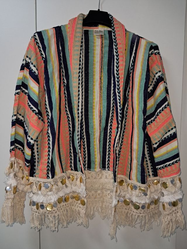 Chaqueta multicolor con flecos y monedas
