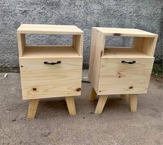 Par de Mesas de Noche de Madera