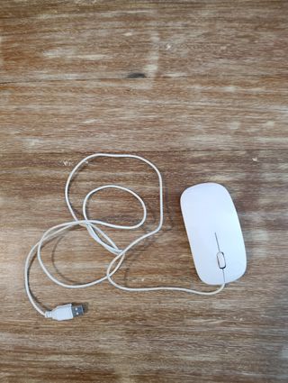 Ratón de ordenador blanco con cable USB