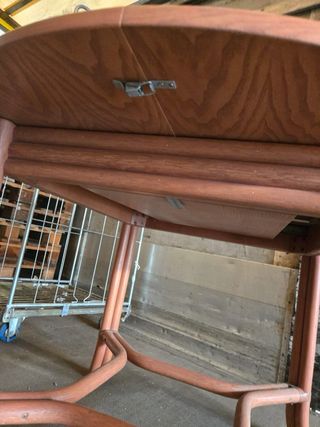 Mesa de diseño rosa con sillas de ratán