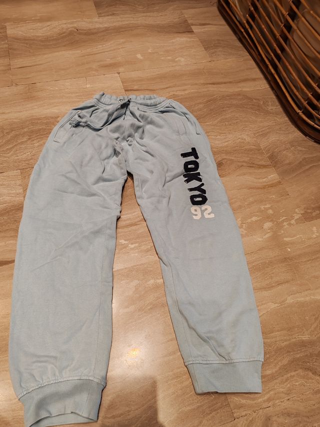 Pantaloni tuta, velluto costine, maglione, polo...