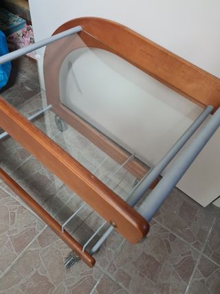 Carrello portaoggetti in legno con ruote