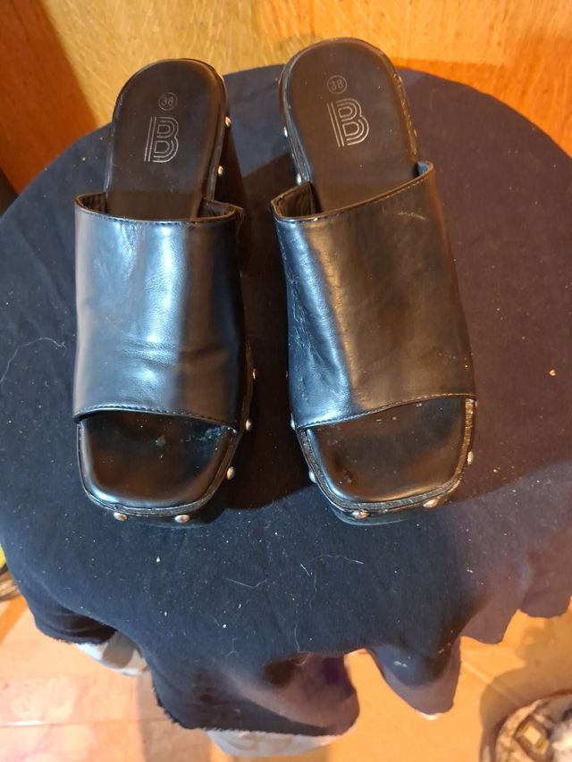 Zuecos negros semipiel talla 38 muy altos 