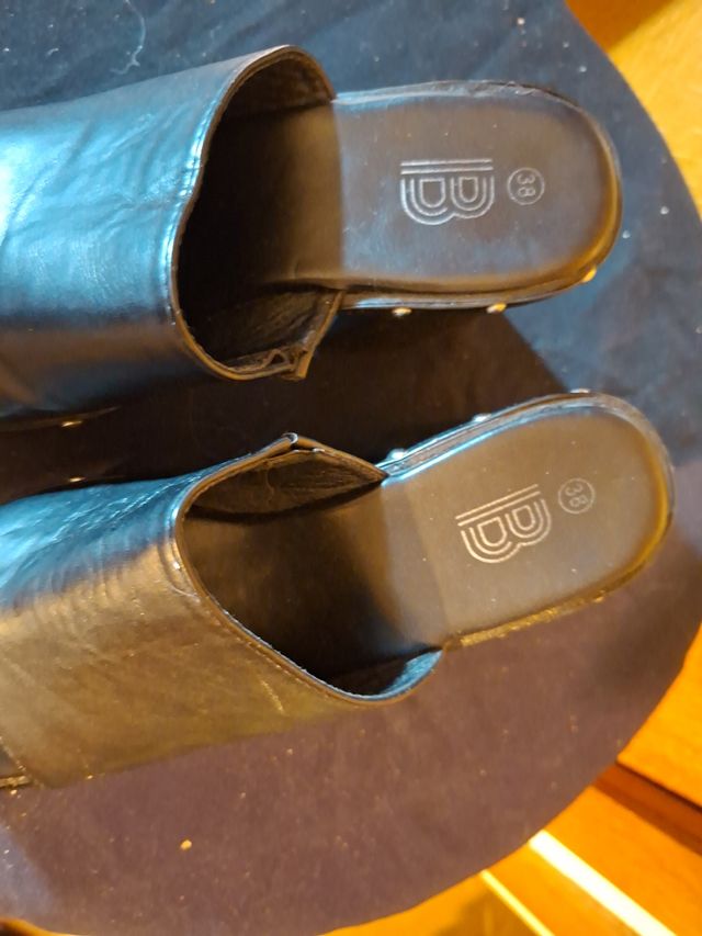 Zuecos negros semipiel talla 38 muy altos 