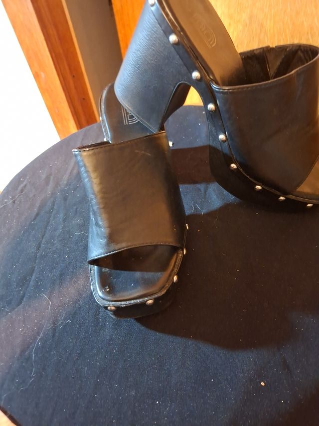 Zuecos negros semipiel talla 38 muy altos 