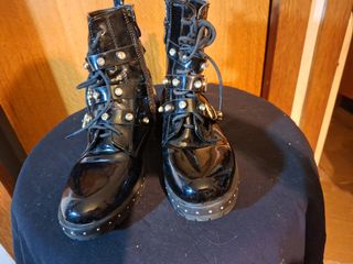 Botines charol negros con tachuelas