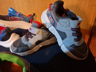 Zapatillas Skechers niño gris naranja con luces 