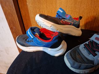 Zapatillas Skechers niño gris naranja con luces 