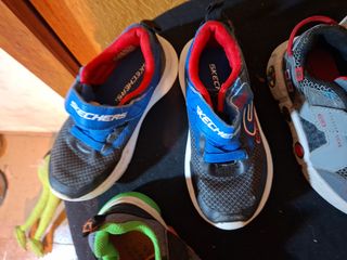 Zapatillas Skechers niño gris naranja con luces 