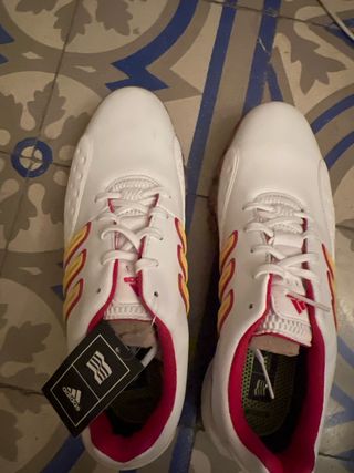 Zapatos de golf Adidas blancos y rojos