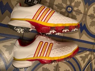 Zapatos de golf Adidas blancos y rojos