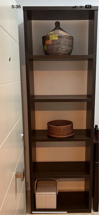 Estantería de madera oscura