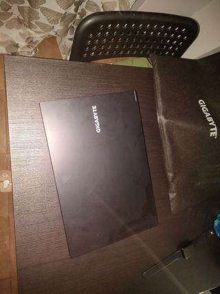 Ordenador portátil Gigabyte negro.