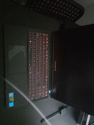 Ordenador portátil Gigabyte negro.